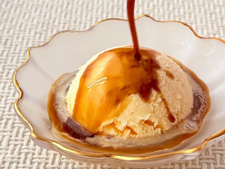 バニラアイスに7プレミアム 紅茶ポーションアールグレイをかけている様子