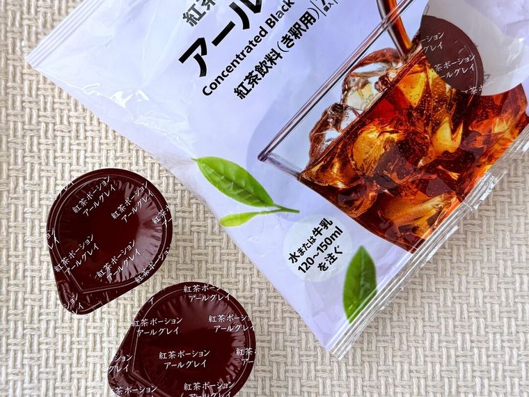 パッケージから7プレミアム 紅茶ポーションアールグレイを取り出している様子