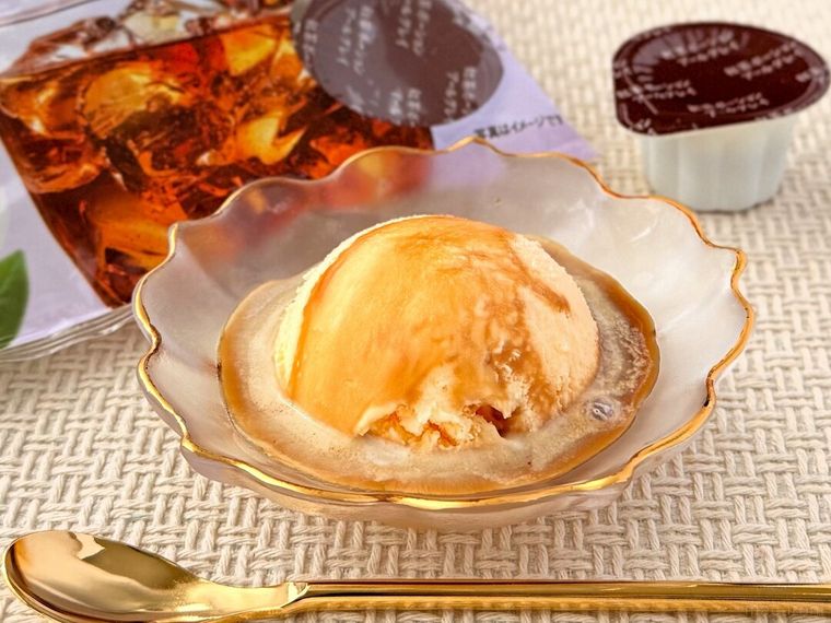 7プレミアム 紅茶ポーションアールグレイのパッケージとバニラアイスが並んでいる様子