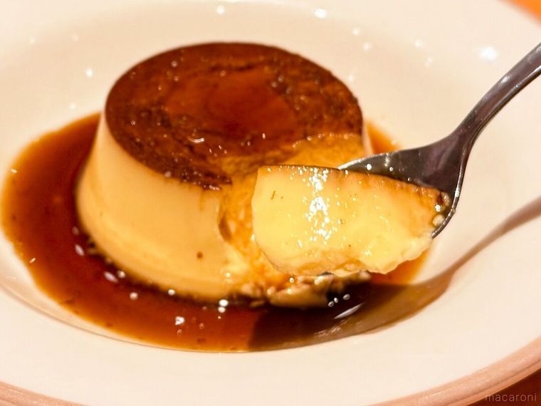 シチリア産海塩がついたイタリアンプリンをスプーンですくっている様子