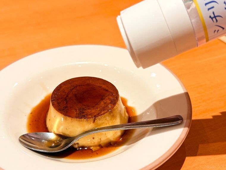 イタリアンプリンにシチリア産海塩をかけている様子