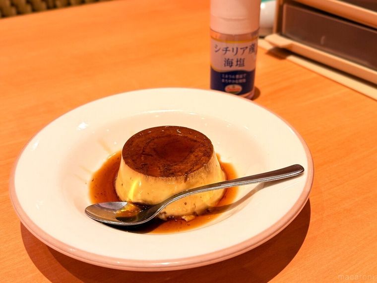 イタリアンプリンとシチリア産海塩が並んでいる様子