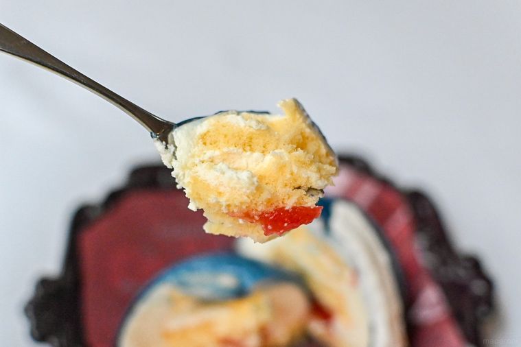 ケーキをフォークで持ち上げているところ