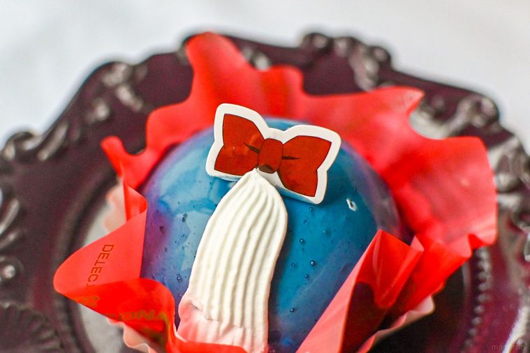 ケーキにのったペーパープレートのアップ