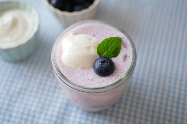 ガラス製のグラスに入ったブルーベリーヨーグルトスムージー