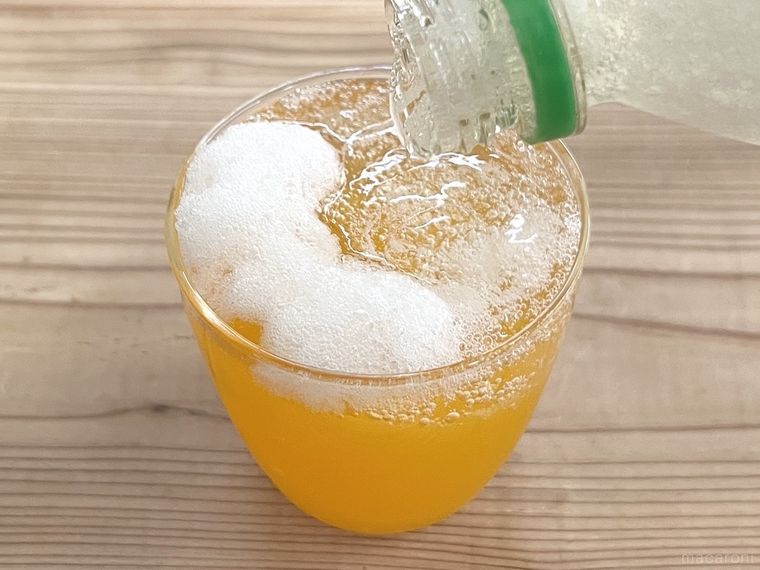 器にゼリーを入れている様子