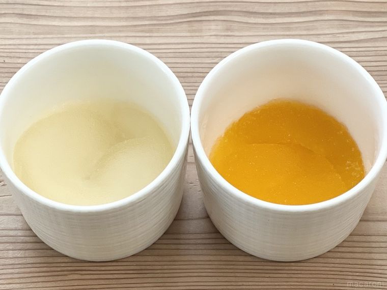 サイダーとジュースで粉ゼラチンをふやかした様子