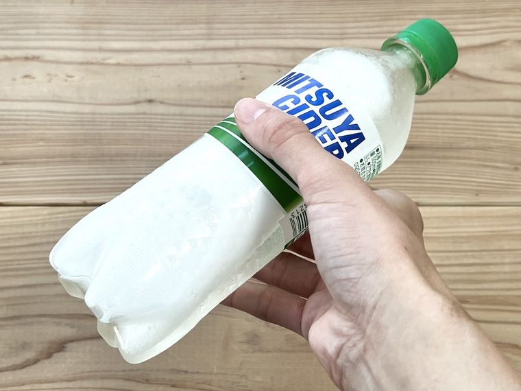 サイダーのペットボトルを振っている様子