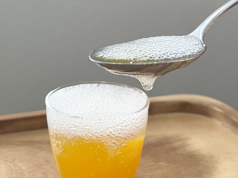 ビール風炭酸ゼリーをスプーンですくっている様子