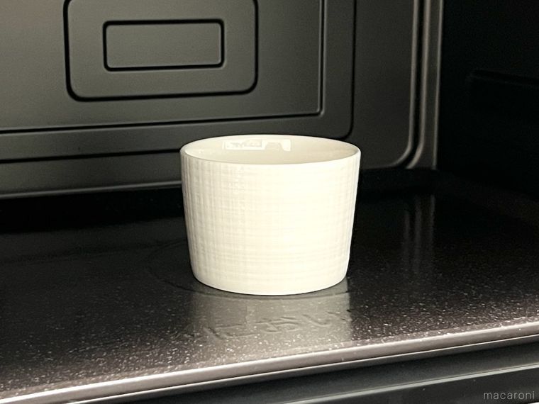 ゼラチンが入った容器を電子レンジの庫内に入れた様子