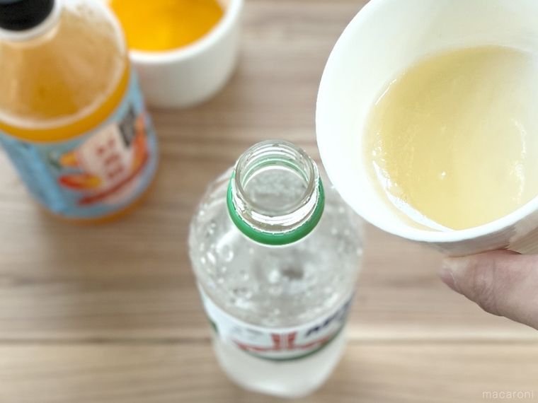 溶かしたゼラチンをサイダーにそそごうとしている様子