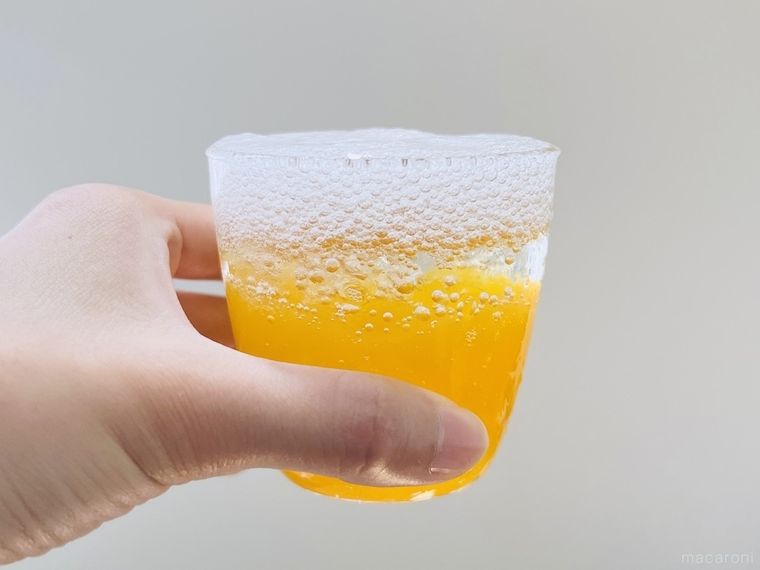 ビール風炭酸ゼリーを手で持っている様子