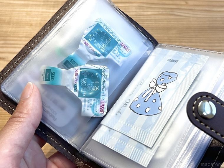 カードケースにコンタクトレンズと洗顔料を入れた様子