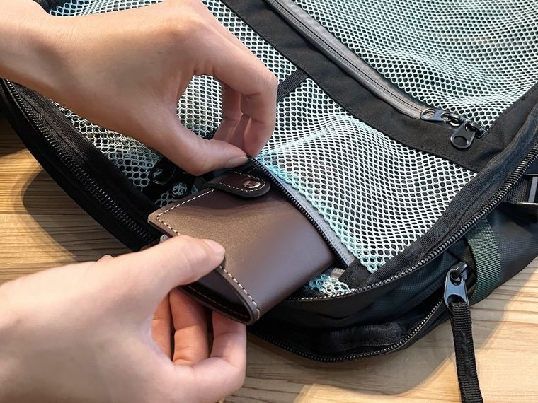 カードケースをバックパックに収納している様子