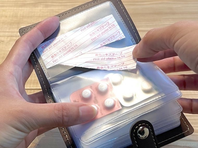 カードケースにばんそうこうを入れている様子