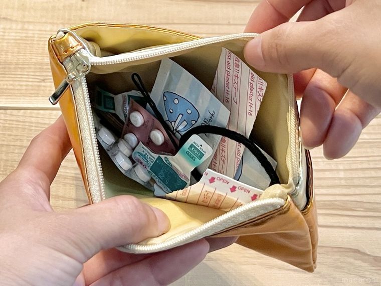 ポーチの中で小物類がごちゃ混ぜになっている様子