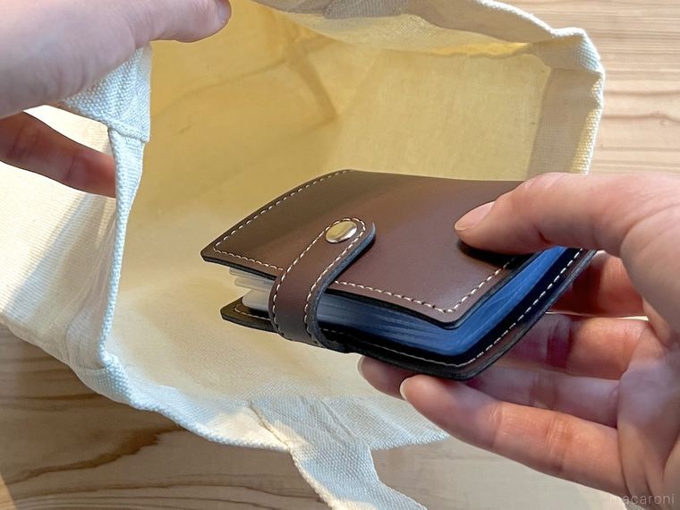 カードケースをバッグに入れようとしている様子