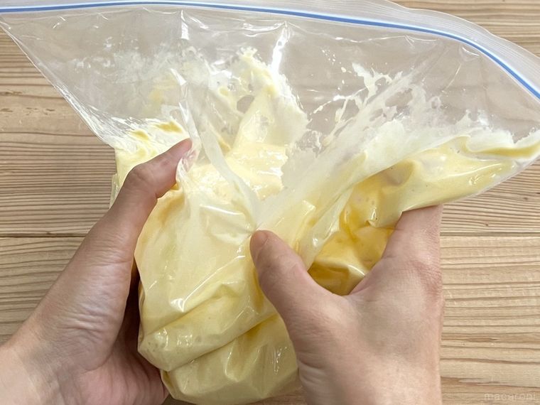 ポリ袋でホットケーキの生地を作っている様子