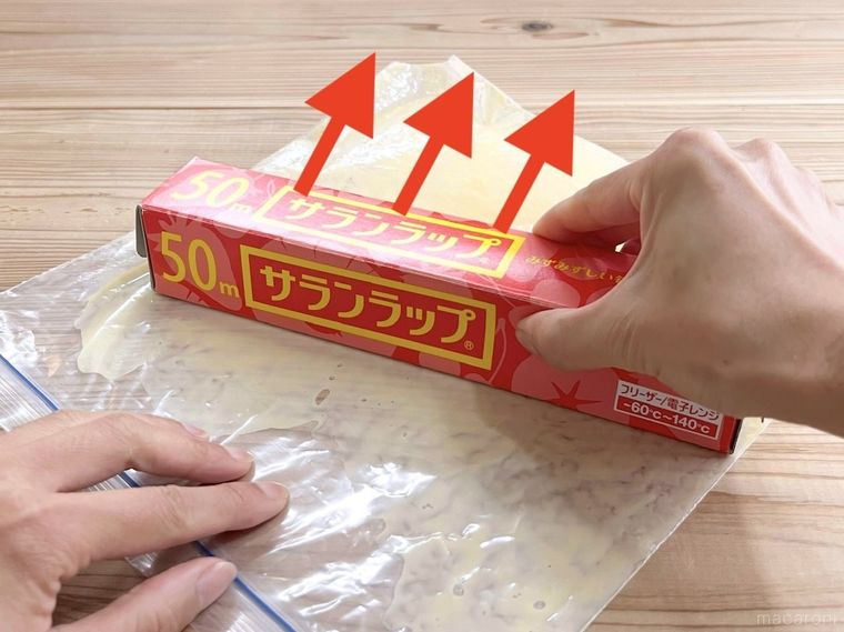 ポリ袋に入ったホットケーキの生地をラップの箱で集めている様子