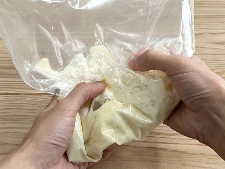 ポリ袋でホットケーキの生地を作っている様子