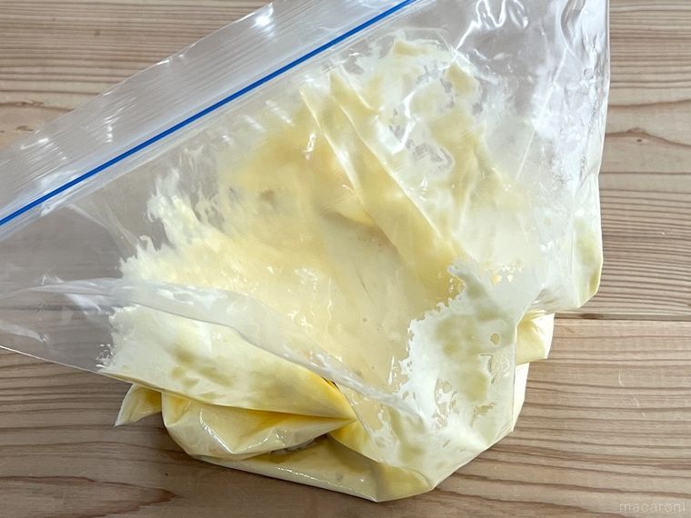 ポリ袋でホットケーキの生地を作った様子