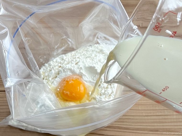 ポリ袋にホットケーキの材料を入れている様子