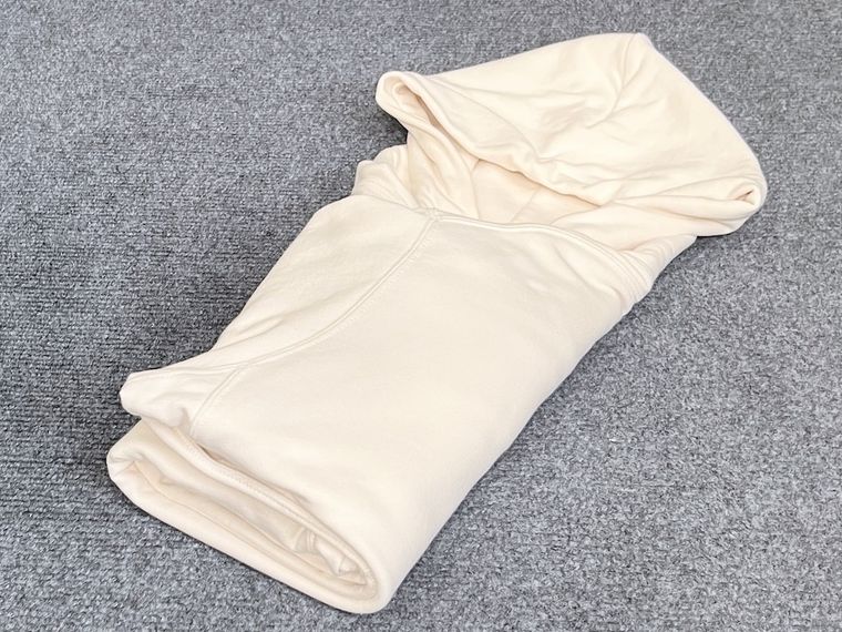 パーカーをたたんでいる様子