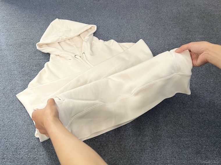 パーカーをたたもうとしている様子