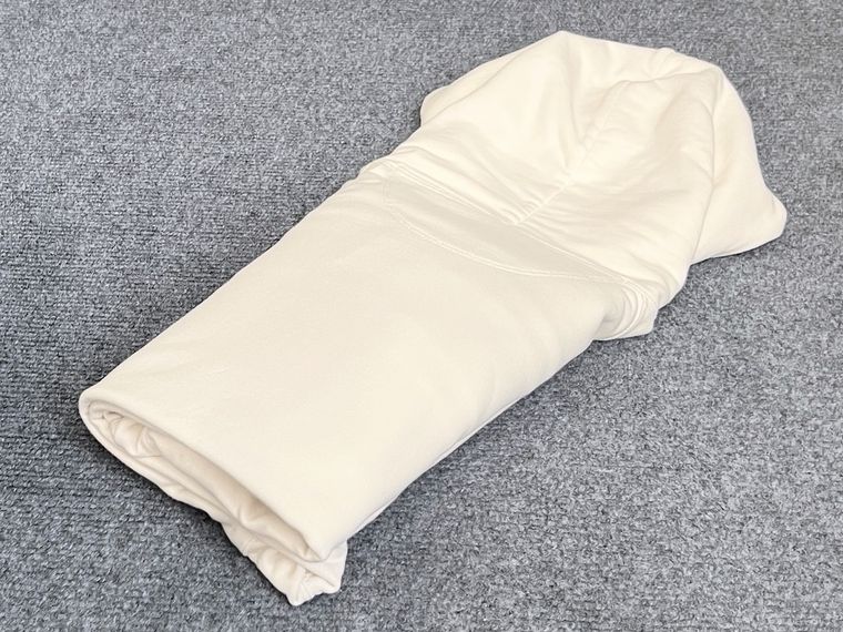 パーカーをたたんでいる様子