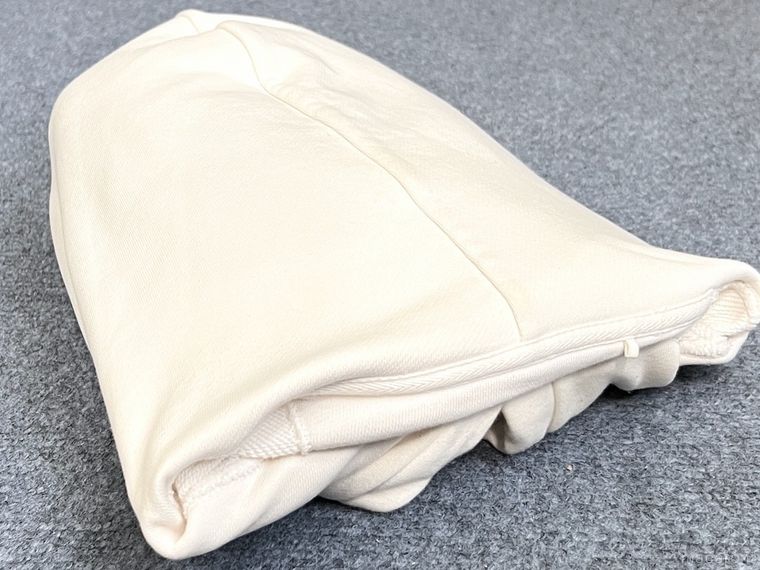 たたんだパーカー