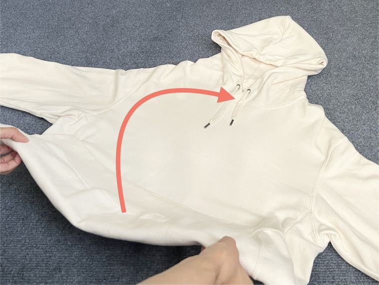 パーカーをたたんでいる様子