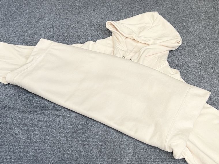 パーカーをたたんでいる様子