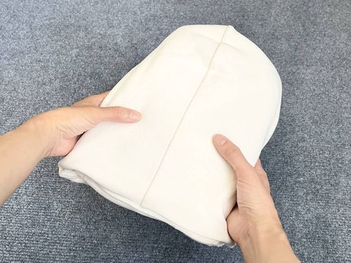 パーカーがぺったんこ！場所を取らないたたみ方に「パッキングのときにいい」「見た目もすっきり」