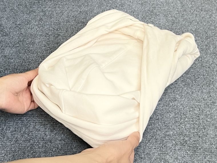 パーカーをたたんでいる様子