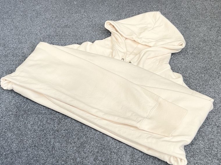 パーカーをたたんでいる様子