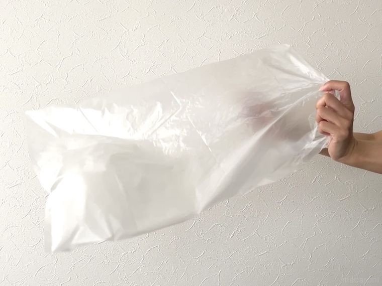 ゴミ袋に空気を入れている様子