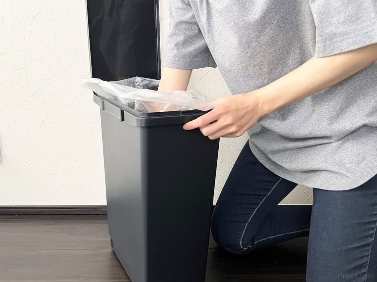 ゴミ箱にゴミ袋をセットしている様子