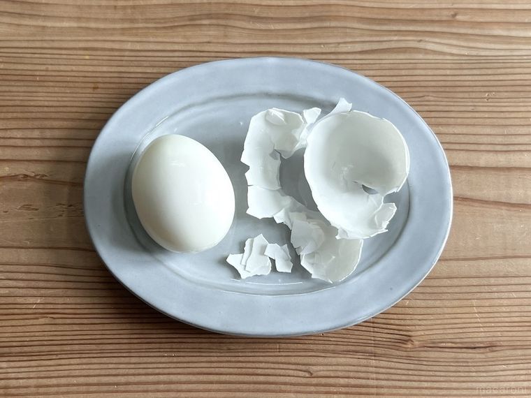 殻を剥いたゆで卵