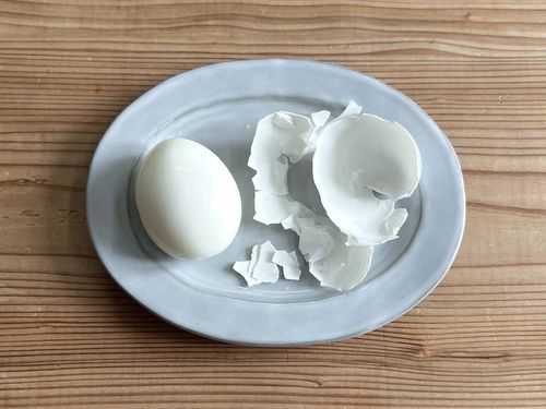 ゆで卵の殻がツルン！お湯に少し入れるだけで「1/3の時間で剥けた」その方法とは？サムネイル
