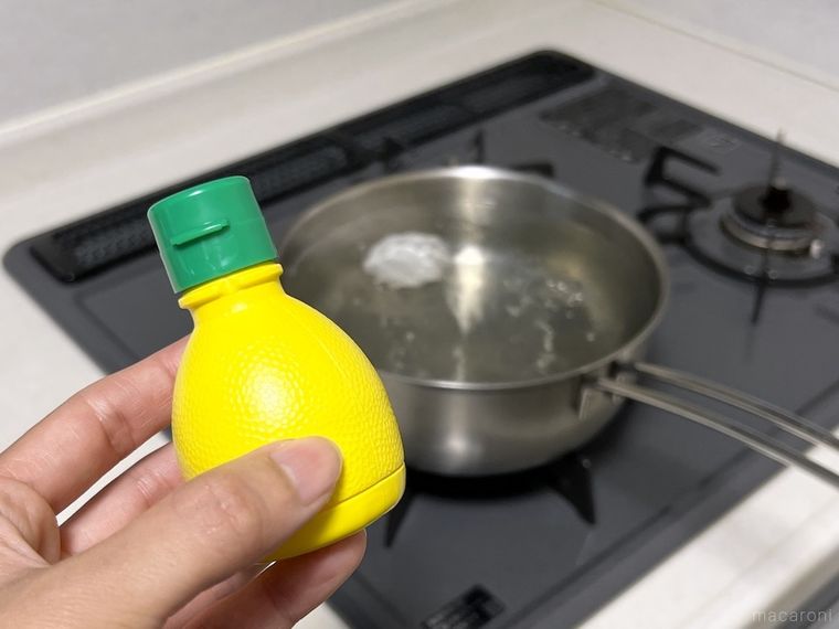 レモン果汁のボトルを手で持っている様子