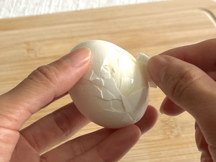 ゆで卵の殻を剥いている様子
