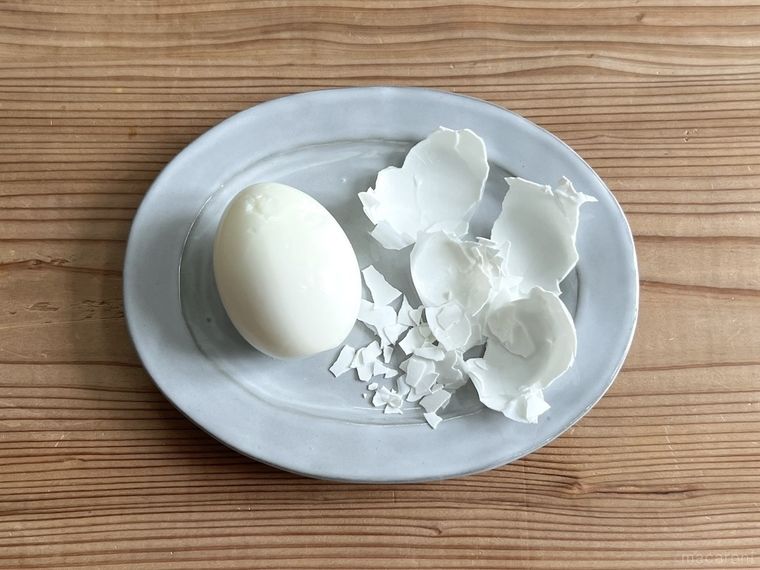 殻を剥いたゆで卵
