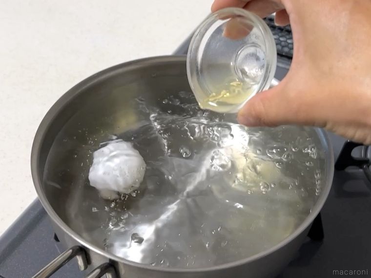 鍋にレモン果汁を入れている様子