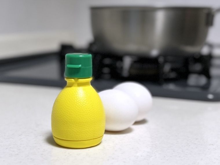 レモン果汁のボトルと生卵