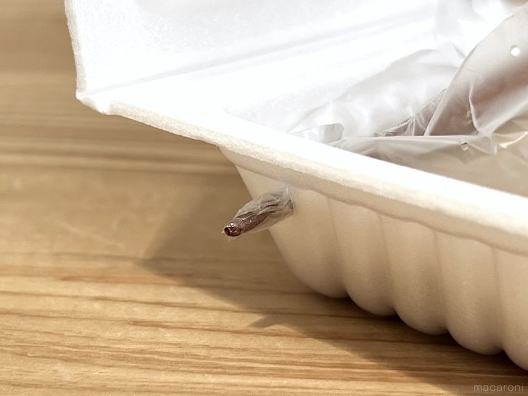 納豆のパックに箸で穴を開けた様子