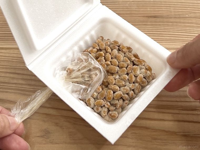 納豆のパックからフィルムを引き抜いている様子