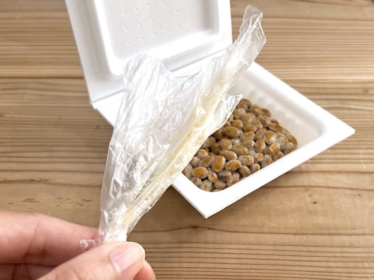 納豆のパックからフィルムを引き抜いた様子