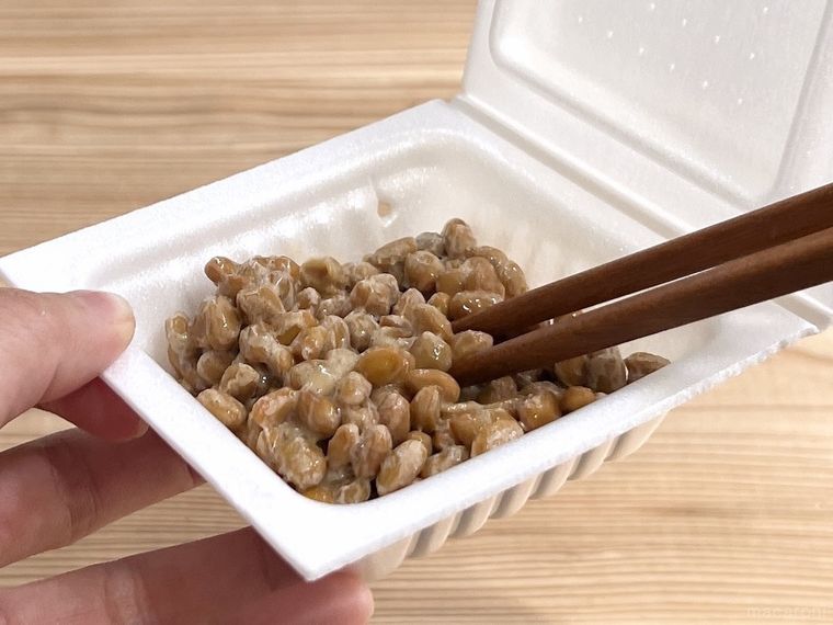 納豆をかき混ぜている様子