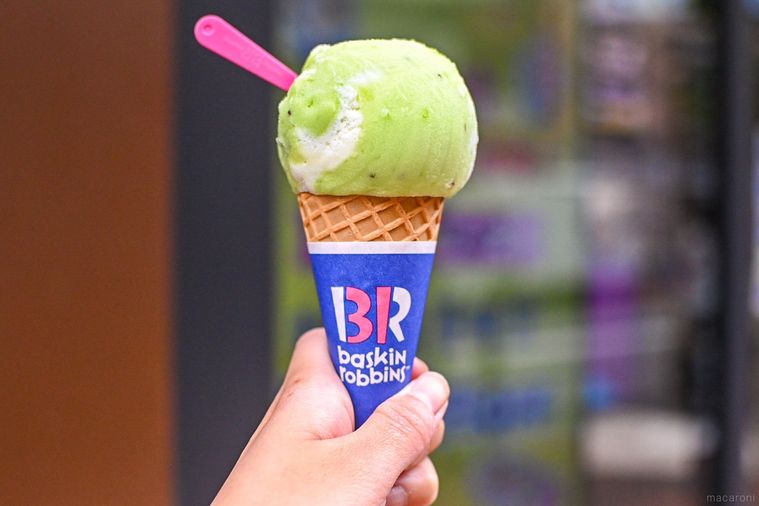 アイスを持っているところ