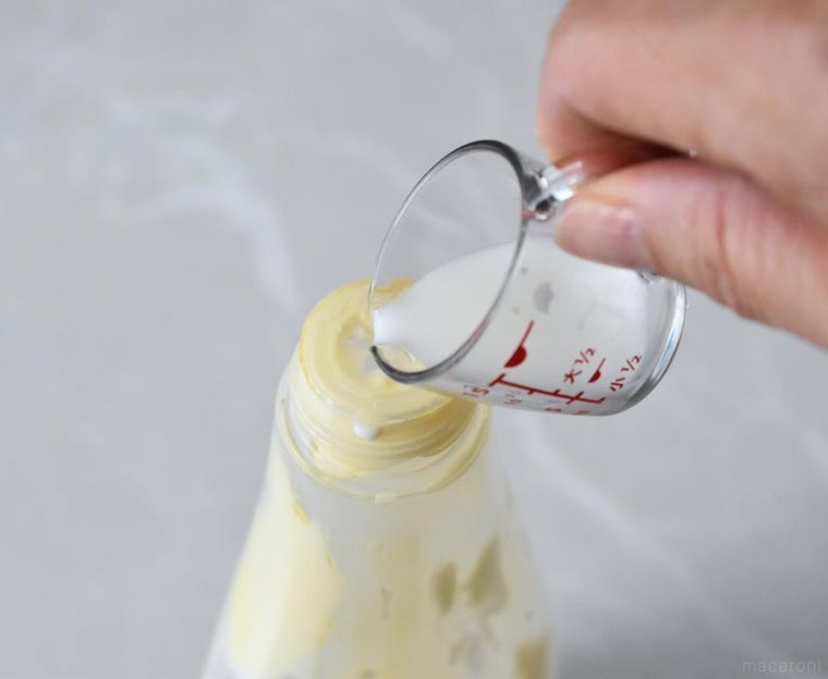 マヨネーズチューブに添えたミニカップ入りの牛乳